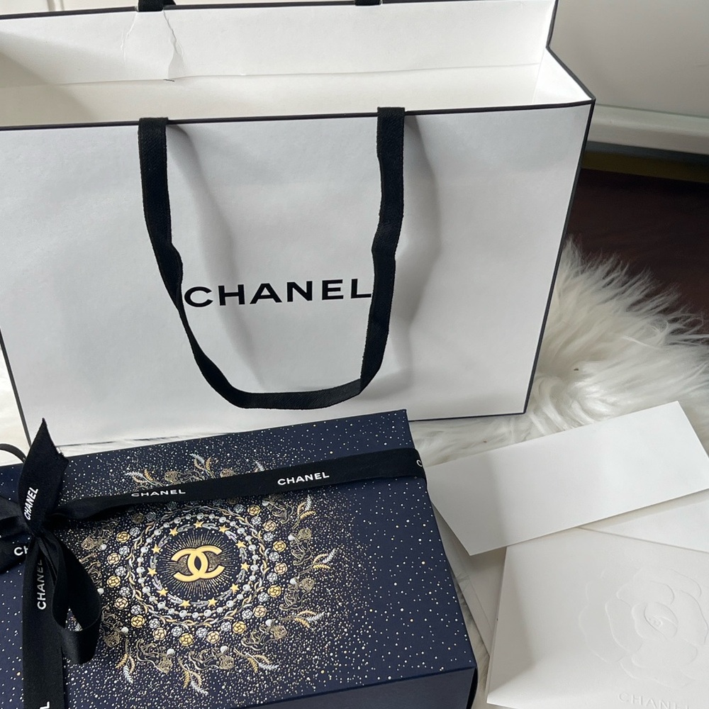 Chanel Limited Set:Serum, Lipstick, Cosmetic Bag, A Card, Ribbons & Shopping Bag - Picture 6 of 17